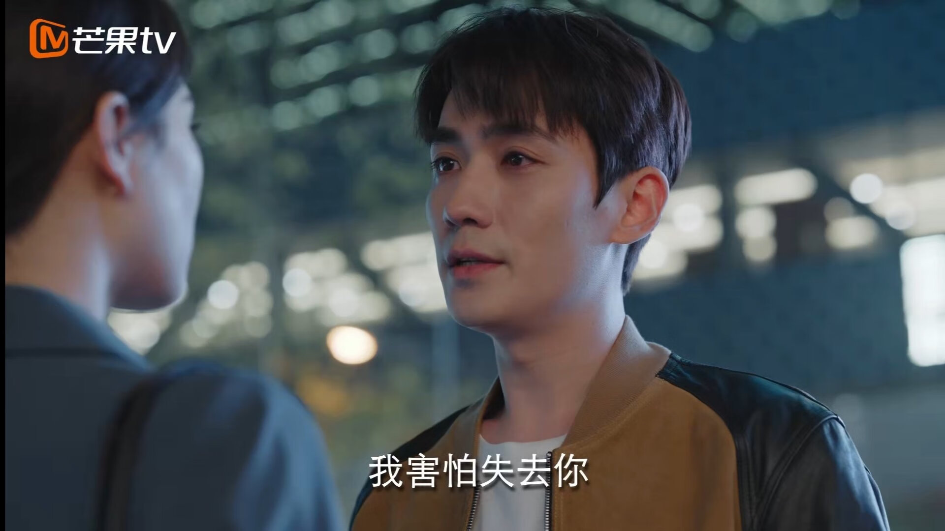 Kering-_魔幻夜光跑步赛：光影交织，燃爆夜晚_，夜光跑道